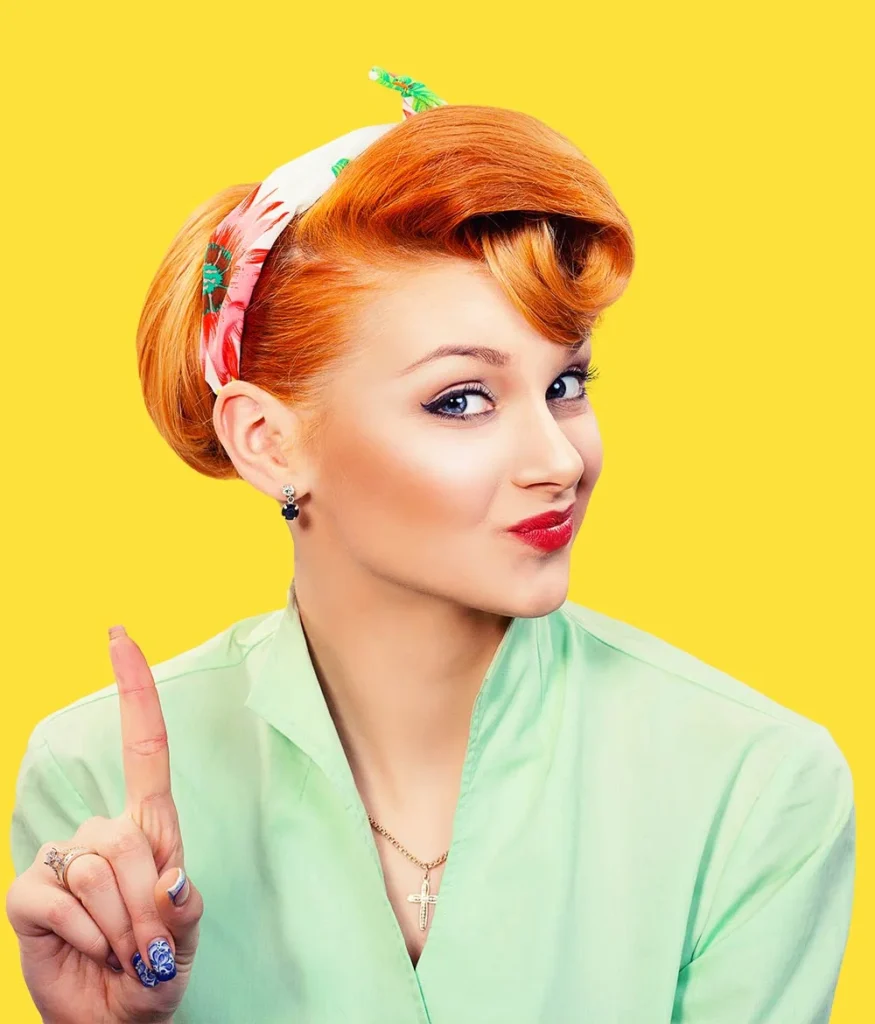 retro-girl-red-hair-yellow-background-medienagentur (1)